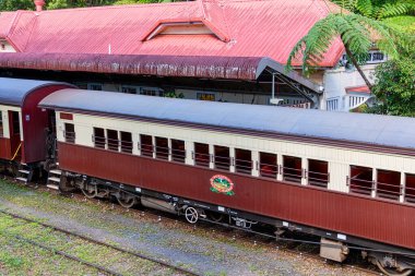 Kuranda, Queensland - Avustralya - 05-19-2025 Kuranda demiryolu hattı. 1891 'de inşa edilmiş ve Cairns, Queensland' den Atherton Tableland 'deki Kuranda kasabasına kadar uzanır..
