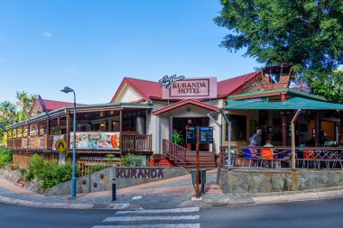 Kuranda, Queensland - Avustralya - 05-24-2025 Kuranda Köyü Cairns 'in 25 km kuzeybatısında bulunan pitoresk bir dağ sığınağıdır..