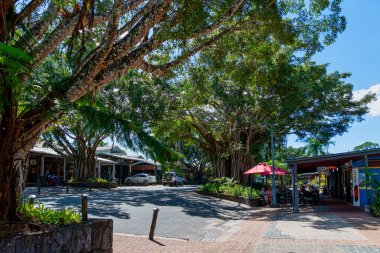 Kuranda, Queensland - Avustralya - 05-24-2025 Kuranda Köyü Cairns 'in 25 km kuzeybatısında bulunan pitoresk bir dağ sığınağıdır..