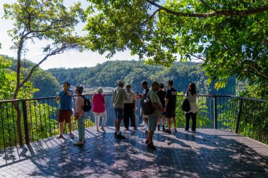 Kuranda, Queensland - Avustralya - 05-19-2025 Kuranda demiryolu hattı. 1891 'de inşa edilmiş ve Cairns, Queensland' den Atherton Tableland 'deki Kuranda kasabasına kadar uzanır..