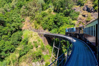 Kuranda, Queensland - Avustralya - 05-19-2025 Kuranda demiryolu hattı. 1891 'de inşa edilmiş ve Cairns, Queensland' den Atherton Tableland 'deki Kuranda kasabasına kadar uzanır..