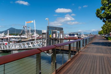 Cairns, Queensland - Avustralya - 05-19-2025 The Pier, Cairns Marlin Marina 'nın yanındaki restoranlar, kafeler ve barlar kompleksi..