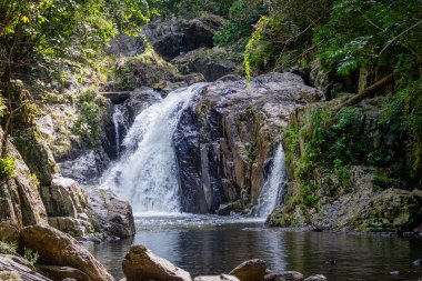 Kristal çağlayanlar bir tatlı su deresidir. Bölgede çok sayıda çağlayan şelale ve yağmur ormanlarında yüzme çukurları yer alıyor..