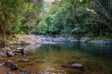 Kristal çağlayanlar bir tatlı su deresidir. Bölgede çok sayıda çağlayan şelale ve yağmur ormanlarında yüzme çukurları yer alıyor..