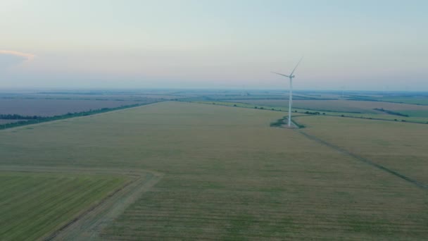 Vista Aérea Uma Turbina Eólica Produzindo Energia Renovável Campos Agrícolas — Vídeo de Stock