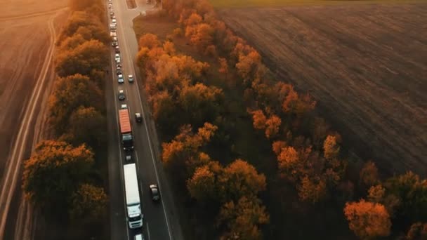 Letecký Pohled Auta Směřující Dopravní Zácpě Aut Večerní Venkovské Silnici — Stock video