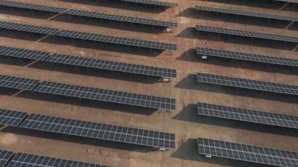 Aerial View Complex Rows Solar Panels Recently Installed Solar Farm — Vídeo de Stock