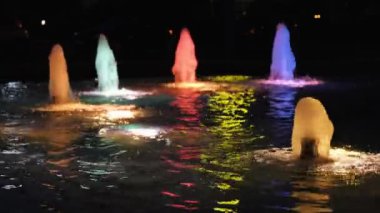 Şehirde gece boyunca renkli su çeşmesi.