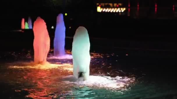 Kleurrijke Fontein Tijdens Nacht Stad — Stockvideo