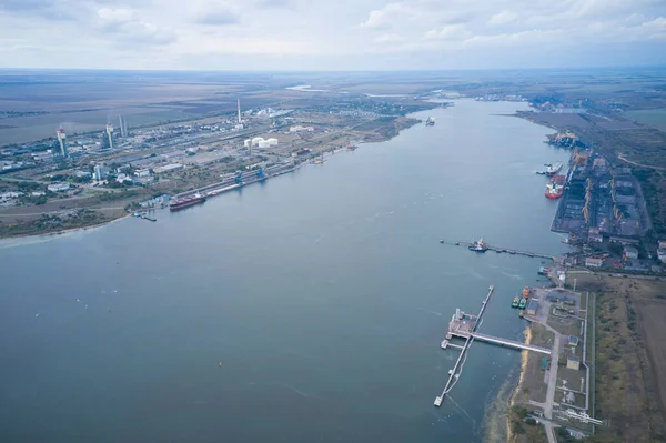 Luftaufnahme Des Hafens Mit Industrieanlagen Liegeplätzen Und Schiffen Industrielle Landschaft — Stockfoto