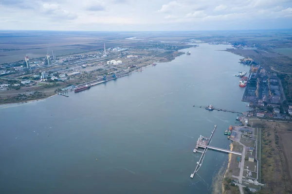 Légi Drón Kilátás Kikötőre Ipari Létesítményekkel Kikötőkkel Hajókkal Ipari Táj Stock Kép