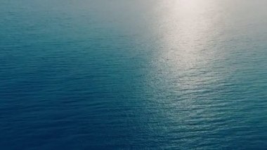 Gün batımında okyanusun yüzeyindeki güneşli yolun havadan görüntüsü. Yüksek kalite 4k görüntü