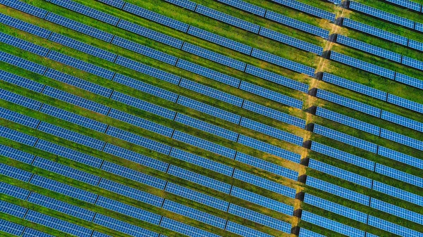Egy Felülről Lefelé Irányuló Légi Felvétel Egy Napfarmról Napelemsorokkal Napenergiával Stock Fotó