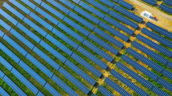Воздушный Обзор Рядов Фотоэлектрических Солнечных Панелей Обеспечивающих Энергией Современную Технологию — стоковое фото