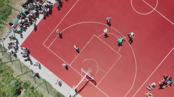 Верхний Вид Сверху Подростков Играющих Баскетбол Открытой Летней Баскетбольной Площадке — стоковое видео