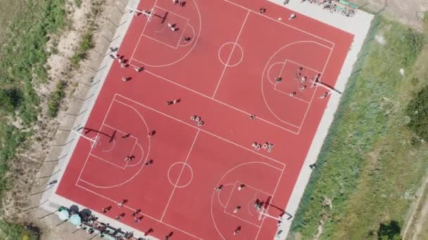 Air Topp Ned Utsikt Unge Idrettsutøvere Som Spiller Basketball Utendørs – stockvideo