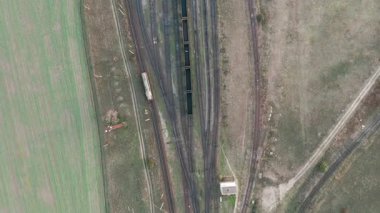 Üretim görevlerini tamamlamak için istasyona giden dizel bir lokomotifin hava görüntüsü.