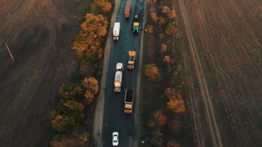 Gün batımında asfalt yol yüzeyini tamir eden bir inşaat şirketinin hava görüntüsü. Bir yolun yeniden yüzeye çıkışının havadan görüntüsü.