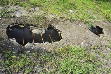 Bina hasarlı, dağınık ve kirli.
