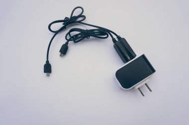 Elektronik ekipmanları şarj etmek için araç