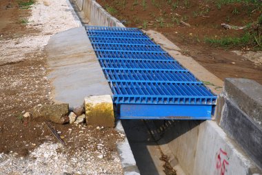 Köprü aynı zamanda bir su boşaltma yolu görevi görüyor.