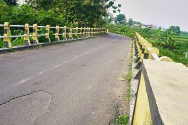 Otoyol köprüsü bariyerlerinin inşaatı