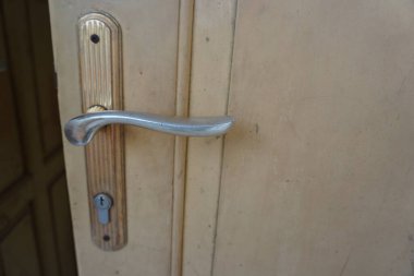 Kapı kolları ve kapı kilitleri.