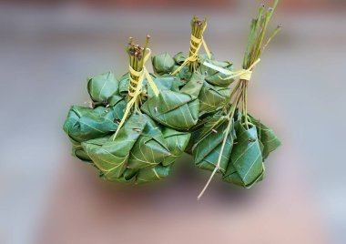 Bant ketan tipik bir Endonezya mayalanmış ürünüdür. Yapışkan pirinçten yapılır.