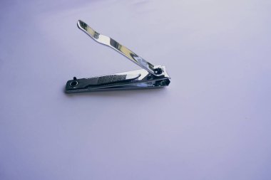 Tırnak kesme aracı, tımar gerekliliği, hijyen aksesuarı, tırnak bakım aleti, hassasiyet aygıtı.