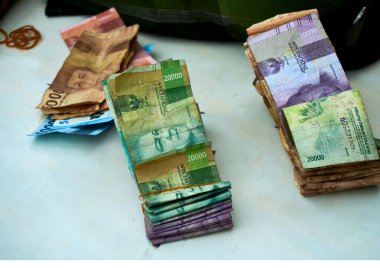 Keçiler geniş bir alanda ot yerler.