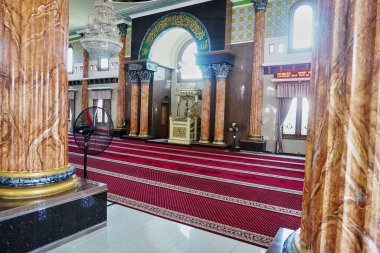 Büyük ve görkemli yapı sütunları.