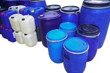 Büyük varil su kabını tutar.