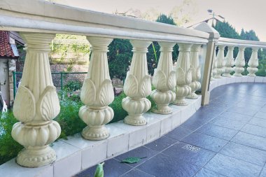 Otel lobisi korkulukları ya da teras çitleri