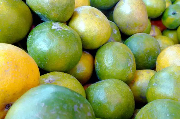 Portakal meyvesinin tadı tatlı ve lezzetli.