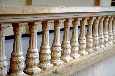 Otel lobisi korkulukları ya da teras çitleri