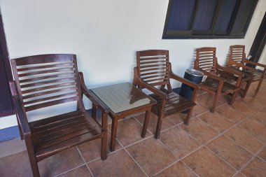 Ahşaptan yapılmış teras sandalyeleri.