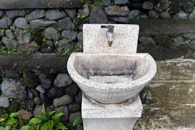 Bahçede musluk ve tuvalet var.