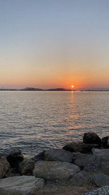 Denizin üzerinde güzel bir gün batımı