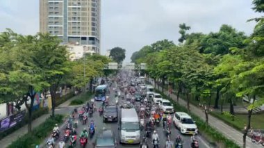 Ho Chi Minh City 'deki Hoang Van Thu caddesindeki trafik çok hızlı ilerliyor.