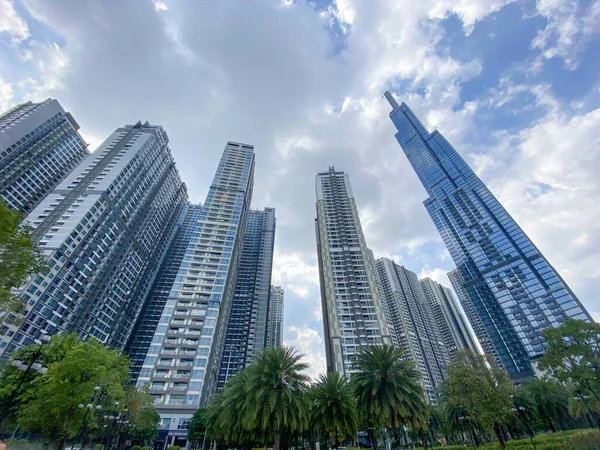 Ho Chi Minh Şehri, Vietnam - 16 Ekim 2022: Landmark 81 ve Vietnam 'daki diğer yüksek apartman manzarası