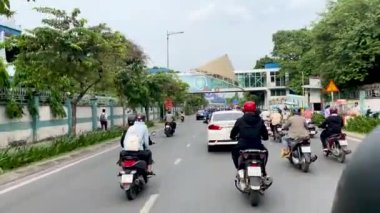 Ho Chi Minh City, Vietnam - 14 Ekim 2022: Tan Son Nhat havaalanı yakınlarındaki Bach Dang caddesinde trafik sahnesi