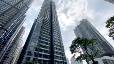 Ho Chi Minh Şehri, Vietnam - 16 Ekim 2022: Vinhome Tan Cang 'daki Landmark 81 ve diğer yüksek bölümlerin düşük açılı görüntüsü