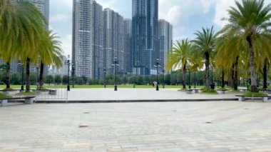 Ho Chi Minh Şehri, Vietnam - 16 Ekim 2022: Vinhome Central Park 'taki Landmark 81 ve diğer yüksek bölümlerin manzarası