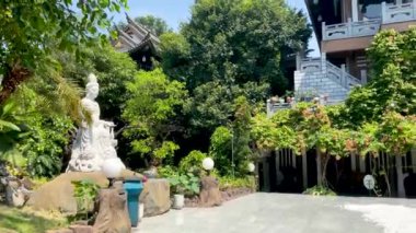 Ho Chi Minh Şehri, Vietnam - 16 Ekim 2022: Khanh An Manastırı 'ndaki tapınak bahçesi - Vietnam' daki Japon Tapınağı