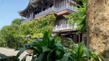 Ho Chi Minh Şehri, Vietnam - 16 Ekim 2022: Khanh An Manastırı 'ndaki ana binanın alçak açısı - Vietnam' daki Japon Tapınağı