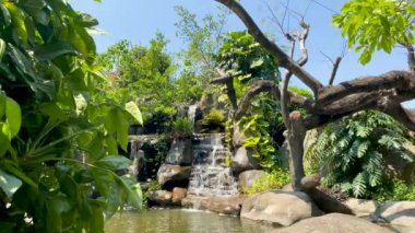 Ho Chi Minh Şehri, Vietnam - 16 Ekim 2022: Khanh An Manastırı 'nın bahçesindeki şelale sahnesi - Vietnam' daki Japon Tapınağı