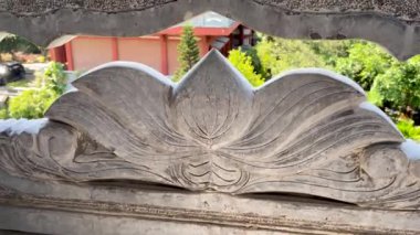 Ho Chi Minh Şehri, Vietnam - 16 Ekim 2022: Khanh An Manastırı 'ndaki taş tırabzandan bakıldığında Vietnam' daki Japon Tapınağı