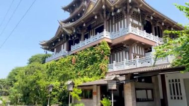 Ho Chi Minh Şehri, Vietnam - 16 Ekim 2022: Khanh An Manastırı 'ndaki ana binanın alçak açısı - Vietnam' daki Japon Tapınağı