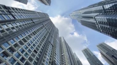 Ho Chi Minh Şehri, Vietnam - 16 Ekim 2022: Vinhome Central Park 'taki Landmark 81 ve diğer yüksek bölümlerin düşük açılı görüntüsü