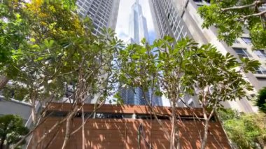 Ho Chi Minh Şehri, Vietnam - 16 Ekim 2022: Vinhome Central Park 'ta yüksek bölümlerin alçak açılı görünümü ve Landmark 81